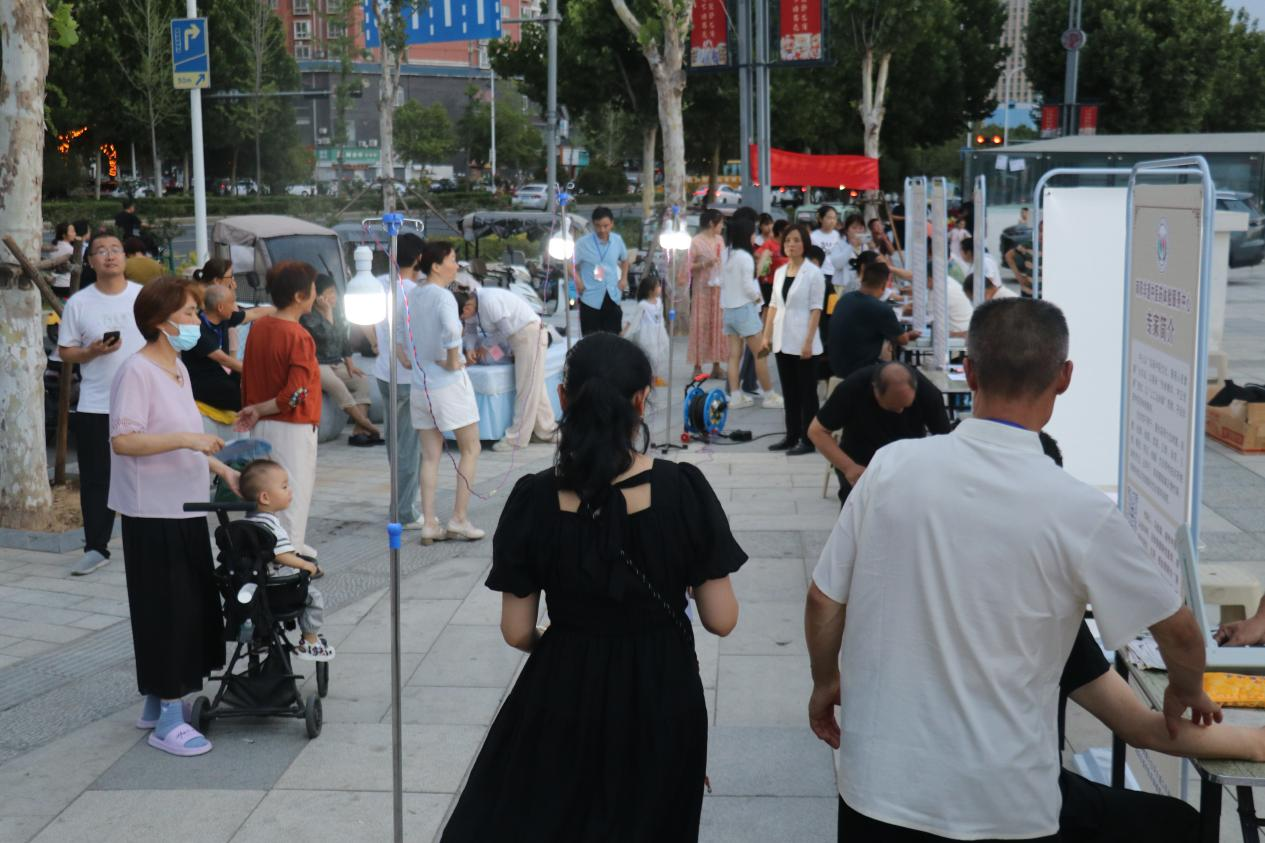 卧龙区:非遗中医进夜市 健康服务零距离